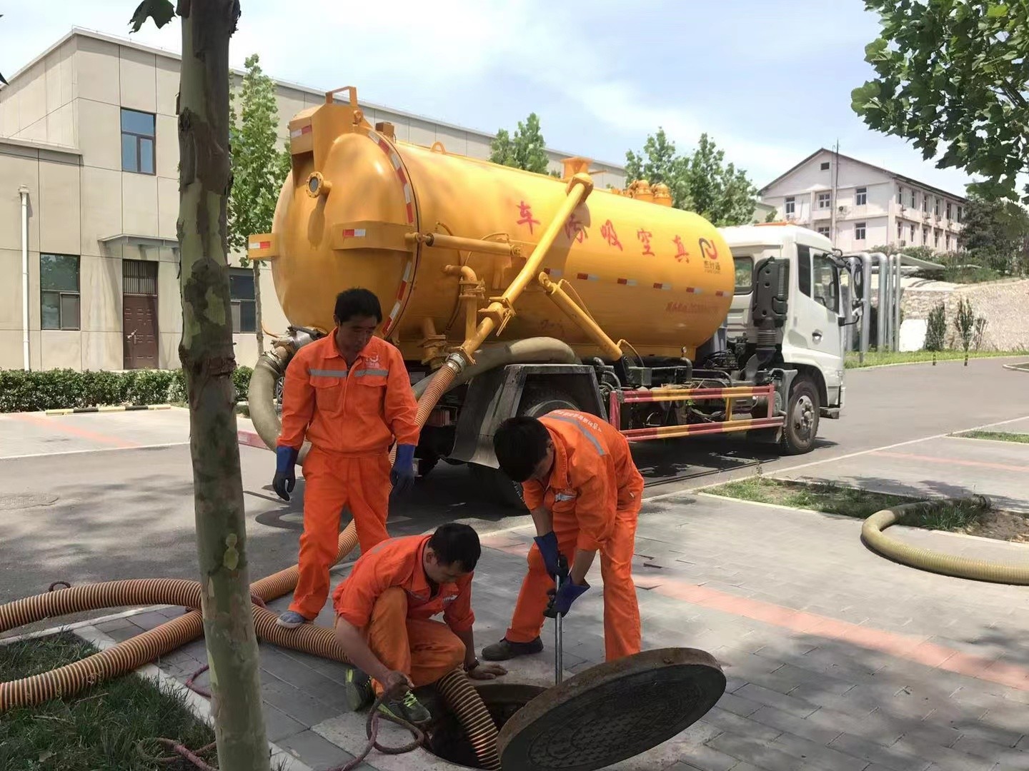 青松乡化粪池清理与5-8吨吸粪车施工效率分析